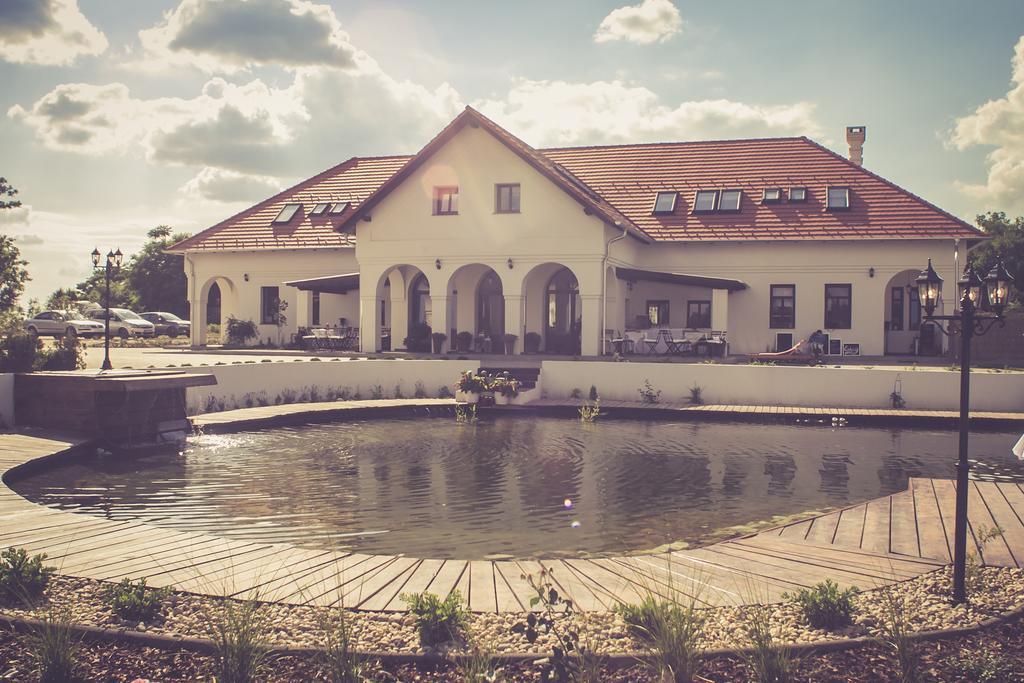 Hotel Deak Udvarhaz Kakucs Exterior foto