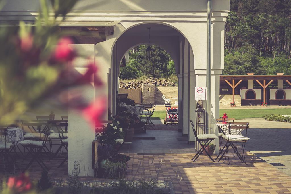 Hotel Deak Udvarhaz Kakucs Exterior foto