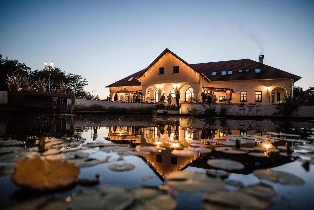 Hotel Deak Udvarhaz Kakucs Exterior foto