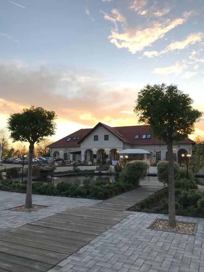 Hotel Deak Udvarhaz Kakucs Exterior foto